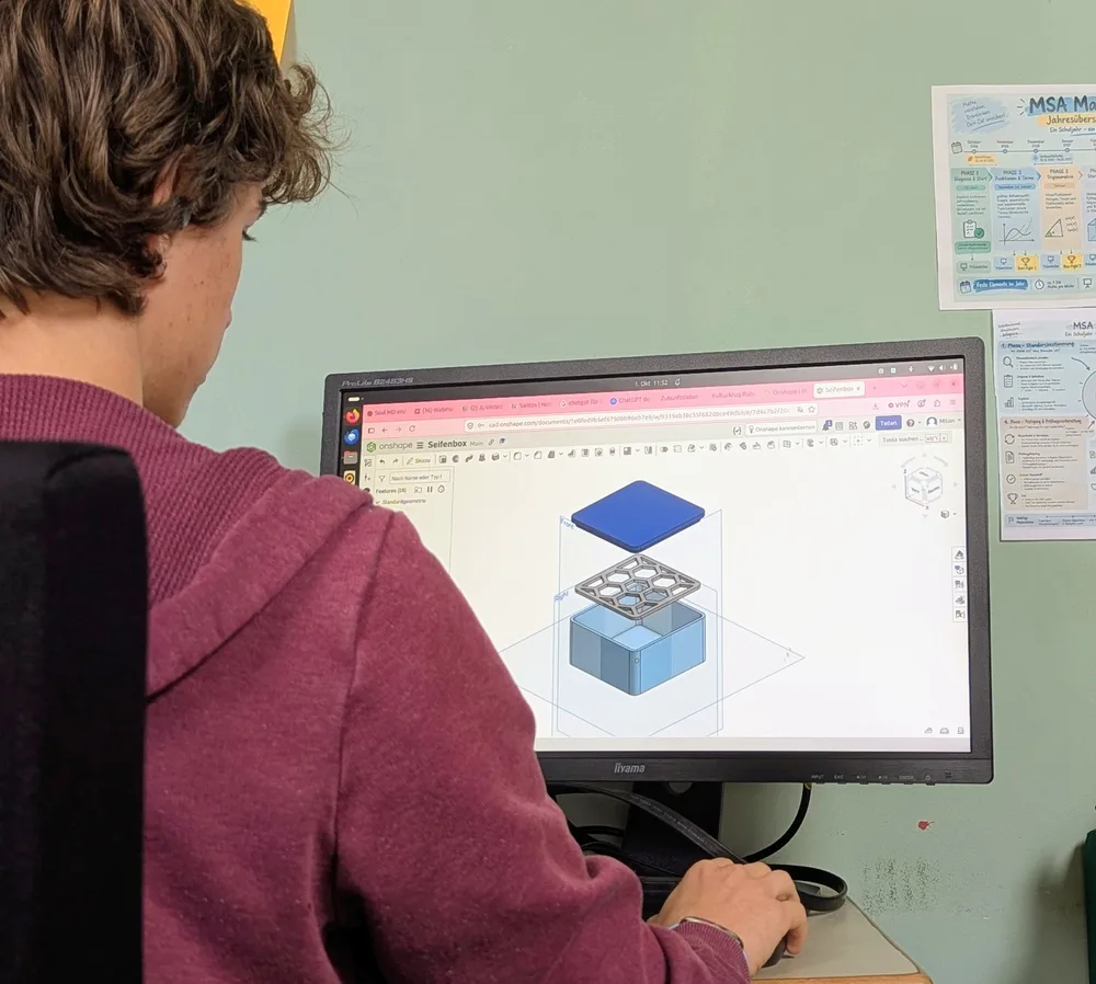 Eine Person arbeitet am Computer an einem digitalen 3D-Modell