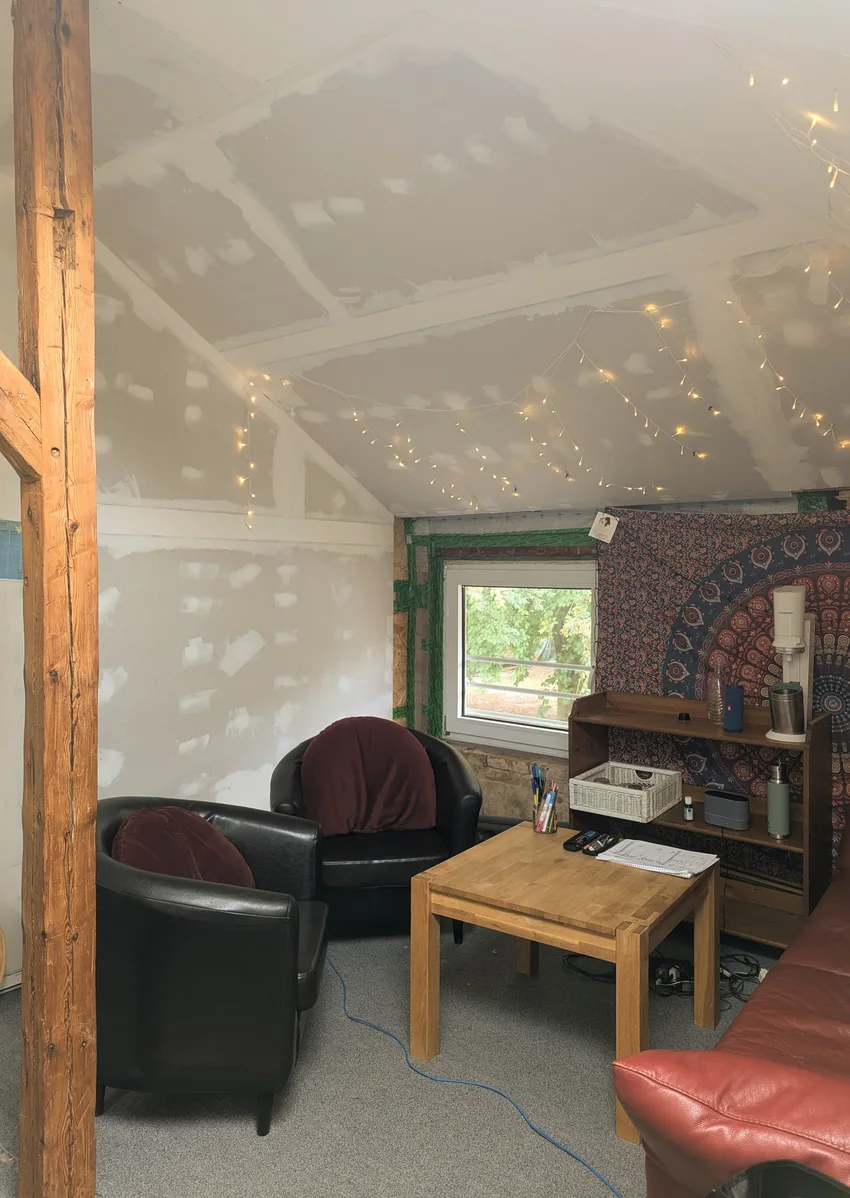 Sitzbereich des Zukunftslabors mit Sesseln, kleinem Tisch und Fenster